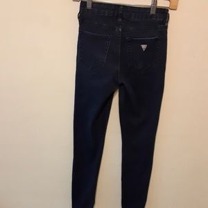 Guess med. rise skinny jeans with a vintage "logo"